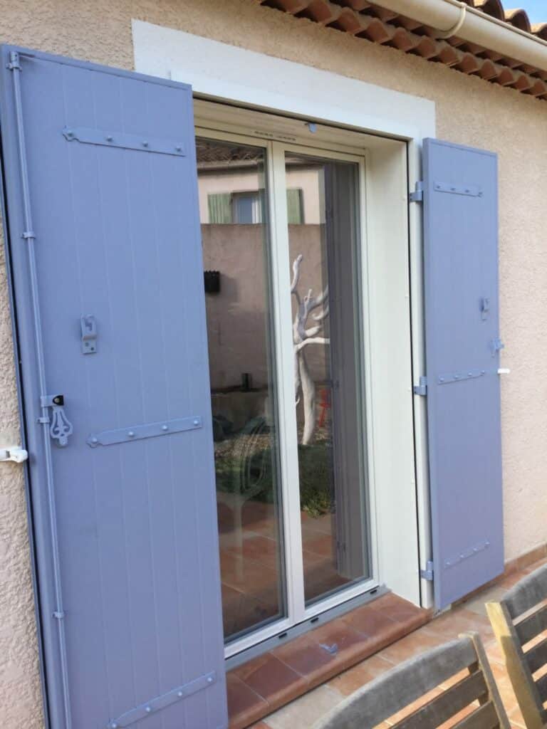 pergola-carport-store-banne-menuiserie-aluminium-pvc-portail-porte-de-garage-porte-entree (6)